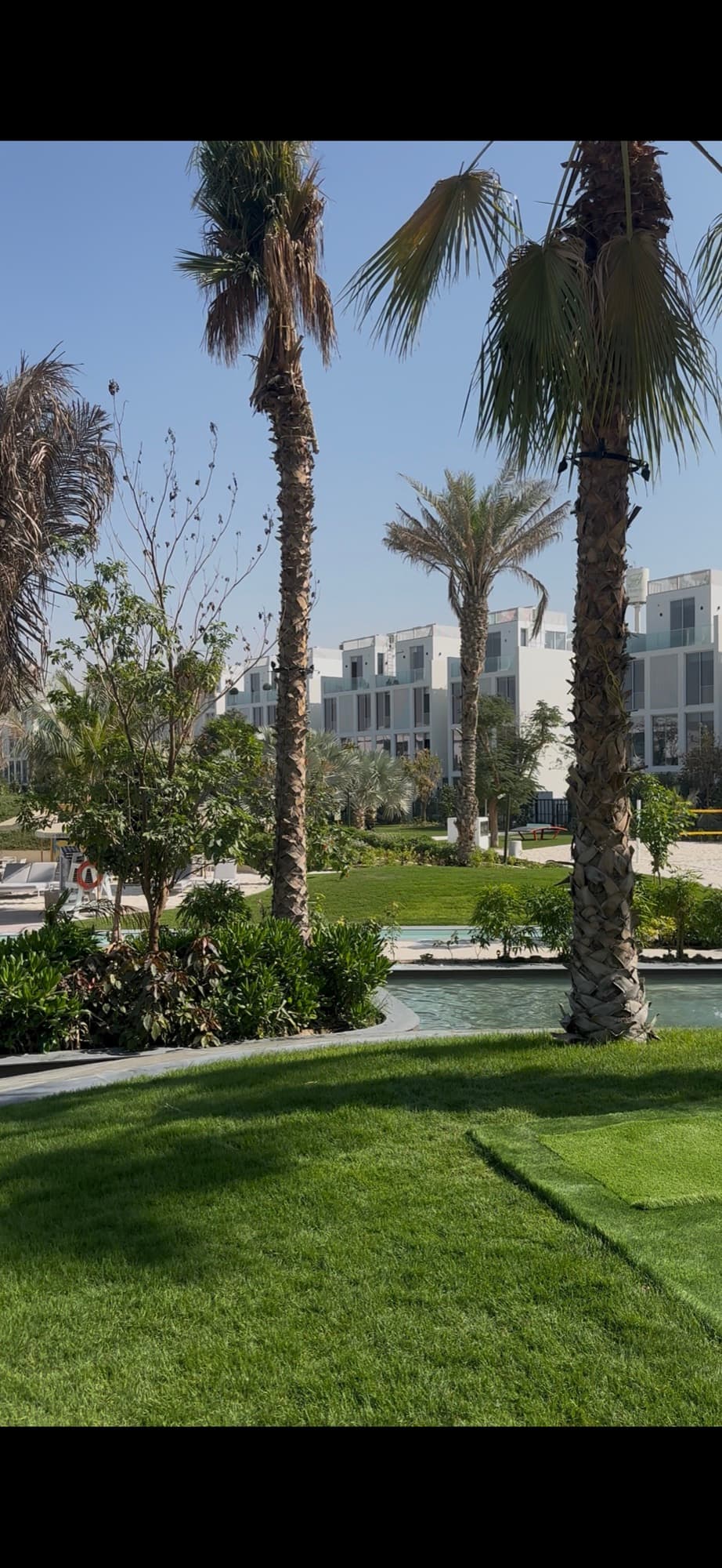 Niedrige Luxus-Villen, eingebettet in üppiges Grün – charakteristisch für Al Barari in Dubai